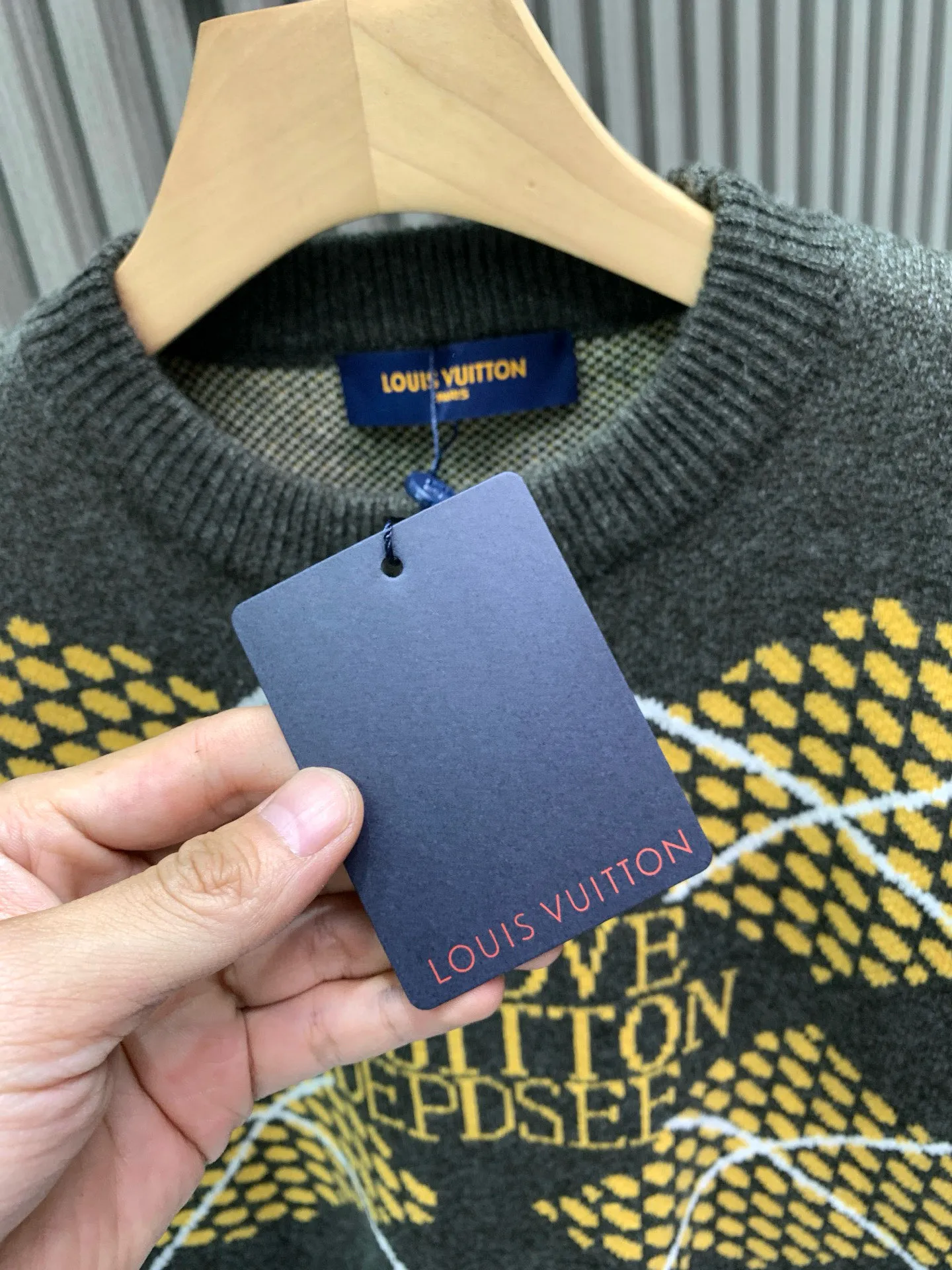 🅿️400 🀄️ Louis Vuitton 💥𝗟𝗩 | 𝟮5𝘀𝘀New ing This graphic jumper stands out with the collection’s Damier Argyle pattern Made from heavy yellow-gray knitted jacquard Fabric with a chic texture This heritage-inspired design reinterprets the iconic House Damier in a retro plaid pattern Marque on the chest 1.V*itton De💰*sée pattern This vibrant piece adds a bold accent to everyday looks Regular fit All-over Damier Argyle Jacquard Marque 1.Vu*tt*n De💰osée Center front Ribbed collar Cuffs and hem Unisex